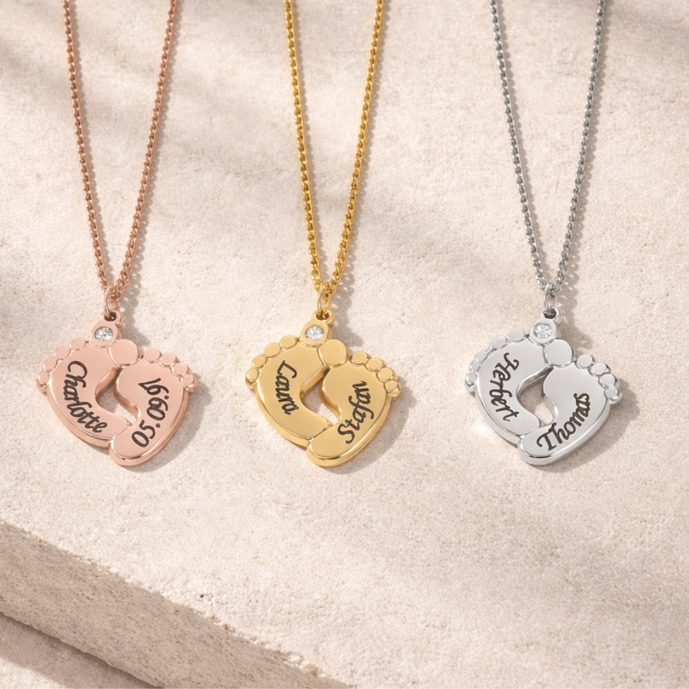 Collier personnalisé pied de bébé avec pierre de zirconium