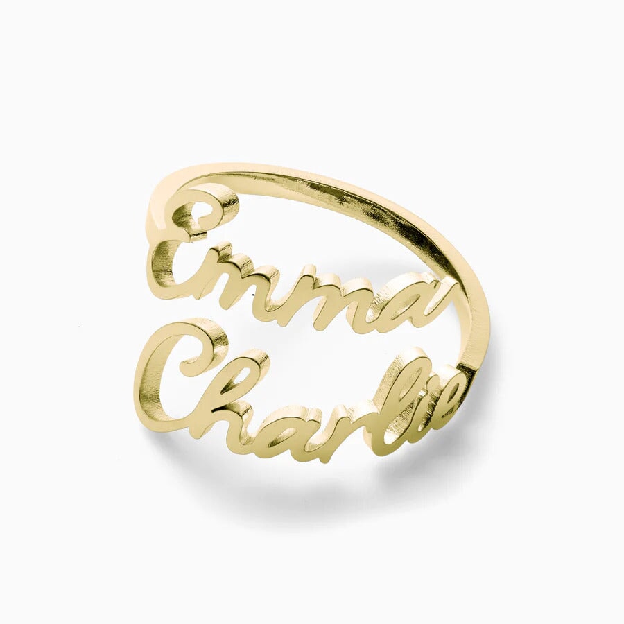 Bague avec deux noms gravés
