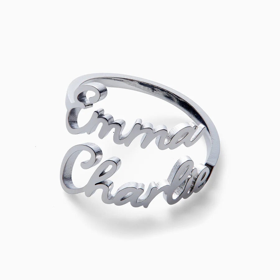 Bague avec deux noms gravés