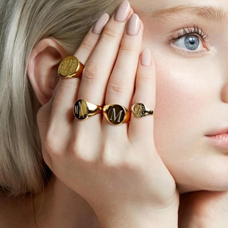 LOANYA Inititalen Ring Loanya Gold 16.5
