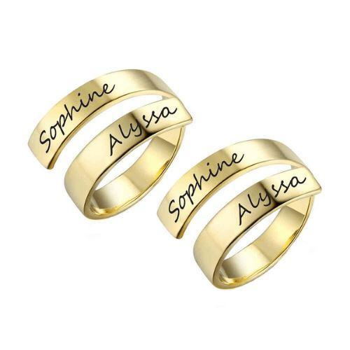 LOANYA Partnerring mit zwei eingravierten Namen in Gold Loanya Gold