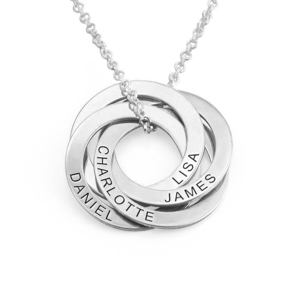 Collier avec cercles de noms entrelacés