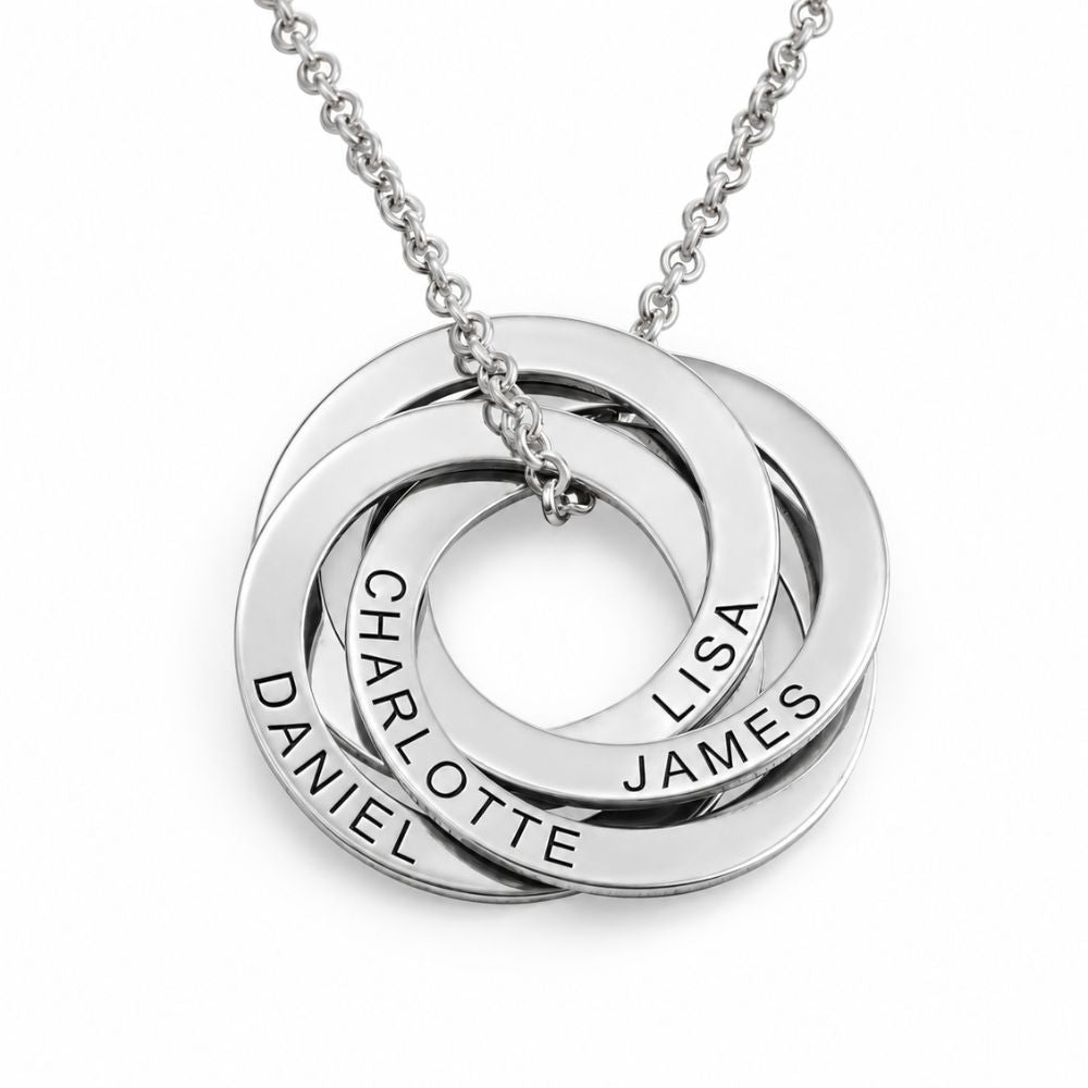 Collier avec cercles de noms entrelacés
