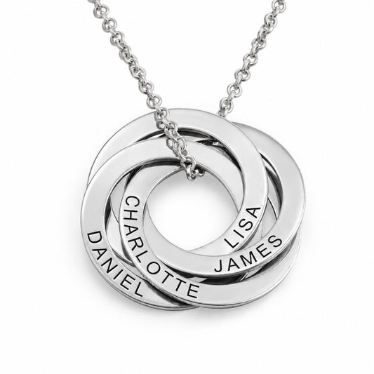 Collier avec cercles de noms entrelacés