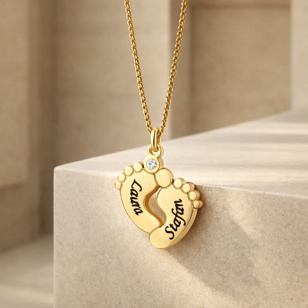 Collier personnalisé pied de bébé avec pierre de zirconium